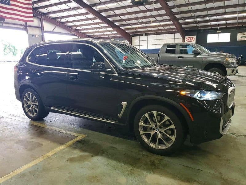 BMW X5 xDrive40i 2026, чёрный кроссовер